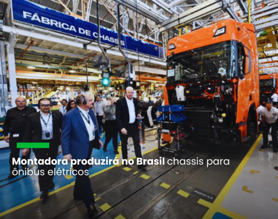 A montadora sueca Scania anunciou nesta sexta-feira (21/6) o investimento de R$ 2 bilhões no Brasil, para o período de 2025 a 2028, com foco na descarbonização de seus ecossistemas de transporte e logística. O comunicado ocorreu durante a visita do vice-presidente e ministro do Desenvolvimento, Indústria, Comércio e Serviços, Geraldo Alckmin, às instalações da empresa, em São Bernardo do Campo (SP). De acordo com o MDIC, esta é a primeira fabricante de caminhões e ônibus a juntar-se ao movimento de novos investimentos anunciados nos últimos meses por montadoras no Brasil, que já somam mais de R$ 130 bilhões. As fabricantes estariam sendo motivadas pelo programa Mobilidade Verde e Inovação (MOVER), que estimula novas rotas tecnológicas e aumenta as exigências de descarbonização da frota automotiva brasileira. O projeto de lei que cria o programa será sancionado pelo presidente Luiz Inácio Lula da Silva no próximo dia 2 de julho. “Aqui está o exemplo de Nova Indústria Brasil (NIB)”, afirmou Alckmin ao visitar duas fábricas da empresa — uma de motores e outra de chassis. A planta da Scania em São Bernardo passará a produzir chassis para ônibus elétricos a partir de março de 2025. A fábrica do Brasil será a terceira unidade global da montadora a produzir veículos elétricos. O vice-presidente ressaltou que a empresa cumpre os principais requisitos da NIB. “Inovação: nós estamos aqui, na ponta, na vanguarda da inovação, da tecnologia; uma indústria sustentável, verde: estamos aqui na ponta da descarbonização, com os veículos elétricos, veículos a gás e veículos com biodiesel; uma indústria competitiva: e nós temos uma indústria de alta competitividade, que faz 115 caminhões pesados e ônibus por dia; e uma indústria exportadora, que exporta para a América Latina e até para outros continentes”, afirmou o ministro. Para o presidente da área industrial da montadora sueca na América Latina, Christopher Podgorski, a orientação deste governo ao priorizar o investimento em sustentabilidade e inovação é essencial para impulsionar a indústria pelo mesmo caminho. “Essa visita tem, para mim, uma enorme importância porque, juntos, estamos construindo um futuro descarbonizado. E a orientação, as políticas públicas têm um papel fundamental nisso para que a gente deixe um futuro melhor para as próximas gerações”, disse. Durante a visita, Alckmin conheceu a fábrica de motores da Scania, com capacidade de produção de 33 mil produtos por ano, para consumo interno e exportação; e também a fábrica de chassi, a maior da empresa, que conta, só nesta linha, com mil colaboradores. Ao todo, a Scania em São Bernardo do Campo tem 5,2 mil colaboradores. Os R$ 2 bilhões anunciados nesta sexta-feira somam-se ao ciclo de R$ 1,4 bilhão desembolsado pela empresa em projetos que se encerram neste ano de 2024.