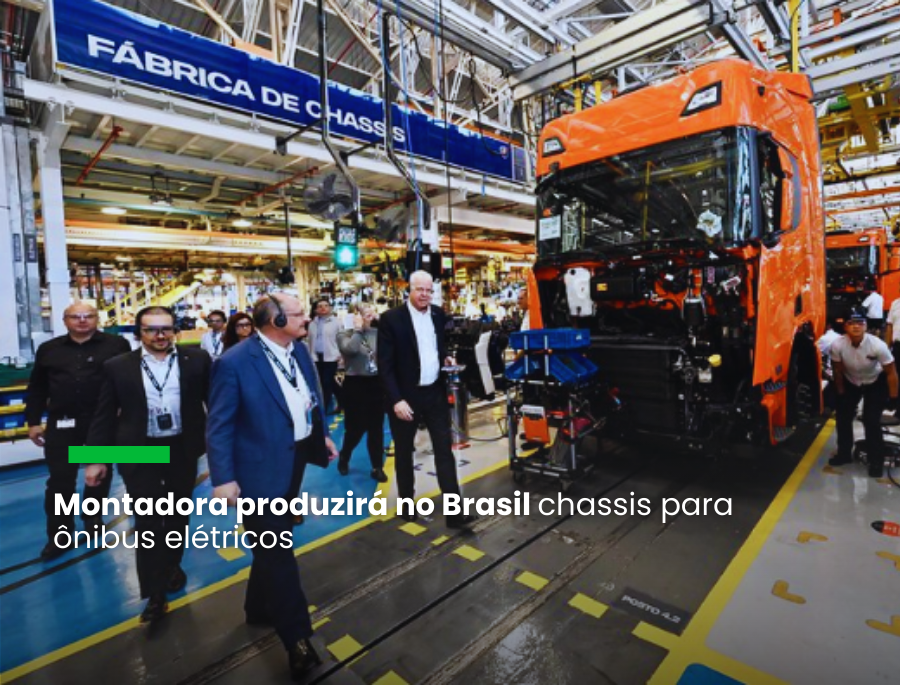 A montadora sueca Scania anunciou nesta sexta-feira (21/6) o investimento de R$ 2 bilhões no Brasil, para o período de 2025 a 2028, com foco na descarbonização de seus ecossistemas de transporte e logística. O comunicado ocorreu durante a visita do vice-presidente e ministro do Desenvolvimento, Indústria, Comércio e Serviços, Geraldo Alckmin, às instalações da empresa, em São Bernardo do Campo (SP). De acordo com o MDIC, esta é a primeira fabricante de caminhões e ônibus a juntar-se ao movimento de novos investimentos anunciados nos últimos meses por montadoras no Brasil, que já somam mais de R$ 130 bilhões. As fabricantes estariam sendo motivadas pelo programa Mobilidade Verde e Inovação (MOVER), que estimula novas rotas tecnológicas e aumenta as exigências de descarbonização da frota automotiva brasileira. O projeto de lei que cria o programa será sancionado pelo presidente Luiz Inácio Lula da Silva no próximo dia 2 de julho. “Aqui está o exemplo de Nova Indústria Brasil (NIB)”, afirmou Alckmin ao visitar duas fábricas da empresa — uma de motores e outra de chassis. A planta da Scania em São Bernardo passará a produzir chassis para ônibus elétricos a partir de março de 2025. A fábrica do Brasil será a terceira unidade global da montadora a produzir veículos elétricos. O vice-presidente ressaltou que a empresa cumpre os principais requisitos da NIB. “Inovação: nós estamos aqui, na ponta, na vanguarda da inovação, da tecnologia; uma indústria sustentável, verde: estamos aqui na ponta da descarbonização, com os veículos elétricos, veículos a gás e veículos com biodiesel; uma indústria competitiva: e nós temos uma indústria de alta competitividade, que faz 115 caminhões pesados e ônibus por dia; e uma indústria exportadora, que exporta para a América Latina e até para outros continentes”, afirmou o ministro. Para o presidente da área industrial da montadora sueca na América Latina, Christopher Podgorski, a orientação deste governo ao priorizar o investimento em sustentabilidade e inovação é essencial para impulsionar a indústria pelo mesmo caminho. “Essa visita tem, para mim, uma enorme importância porque, juntos, estamos construindo um futuro descarbonizado. E a orientação, as políticas públicas têm um papel fundamental nisso para que a gente deixe um futuro melhor para as próximas gerações”, disse. Durante a visita, Alckmin conheceu a fábrica de motores da Scania, com capacidade de produção de 33 mil produtos por ano, para consumo interno e exportação; e também a fábrica de chassi, a maior da empresa, que conta, só nesta linha, com mil colaboradores. Ao todo, a Scania em São Bernardo do Campo tem 5,2 mil colaboradores. Os R$ 2 bilhões anunciados nesta sexta-feira somam-se ao ciclo de R$ 1,4 bilhão desembolsado pela empresa em projetos que se encerram neste ano de 2024.